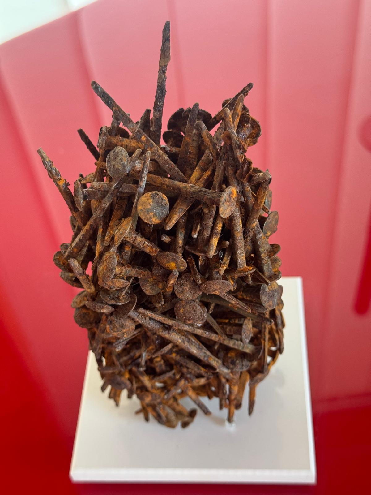 “Les Bâtisseurs” — the full work: roughly one hundred salvaged rusted nails, bound together.
